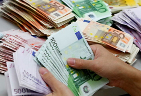 Манат укрепился относительно евро на 1%